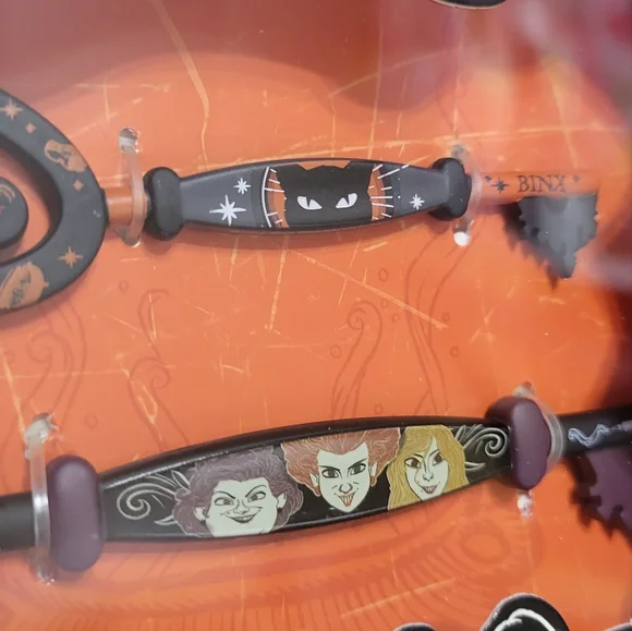 2/$25 Hocus Pocus Keys Collector Set of 2 Disney Store Collection Movie NEW - Picture 4 of 9